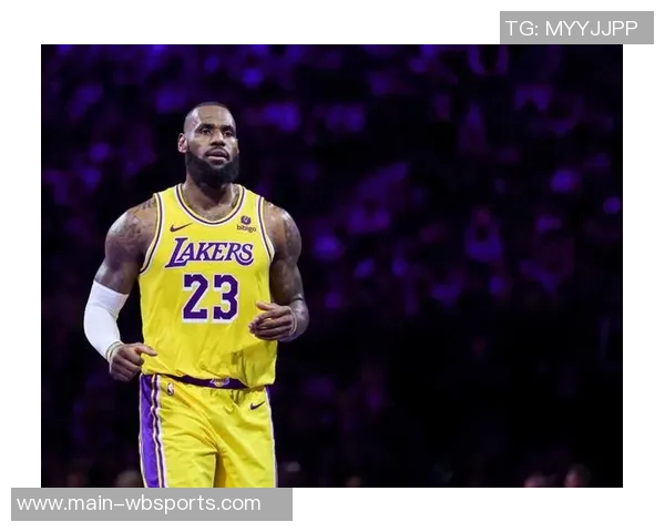 詹姆斯在防守端的组织能力出色但轮转时机偶尔迟缓